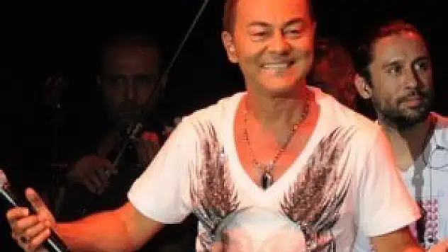 Serdar Ortaç'tan milli jest