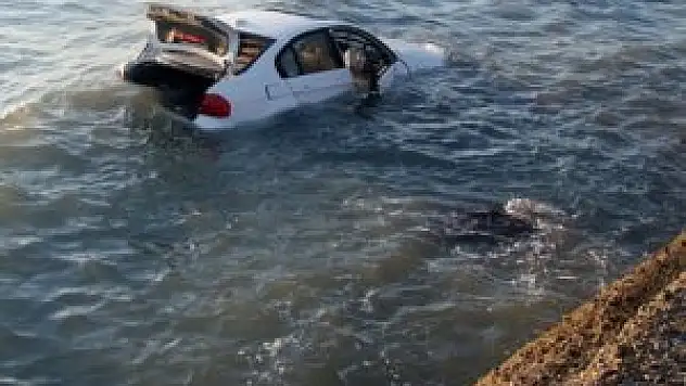 Genç kız emniyet kemerini sıkışınca boğularak öldü!