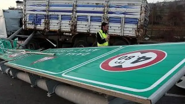 Tırın açılan damperinin çarptığı levha otoyolu kapattı