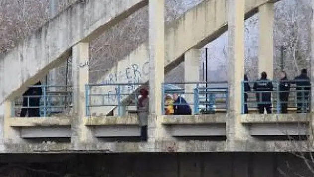 Eşinden boşanan kadın köprüye çıkarak intihar etmek istedi