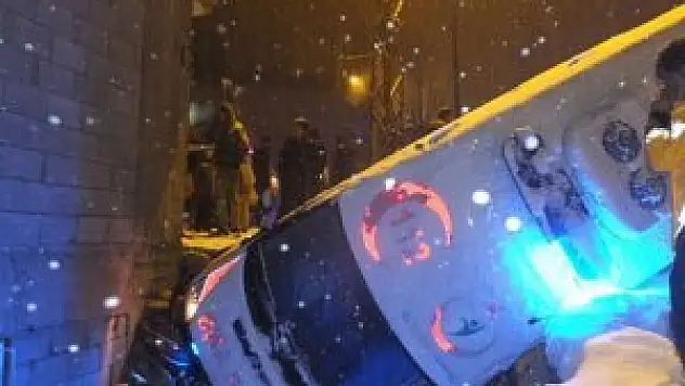 Hakkari'de ambulans kaza yaptı