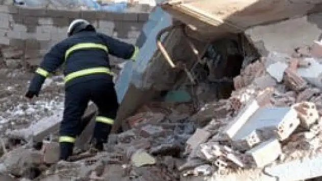 3 katlı bina çöktü