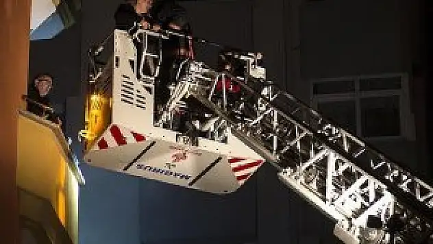 Kartal'da 5 katlı apartmanda çıkan yangın korkuttu