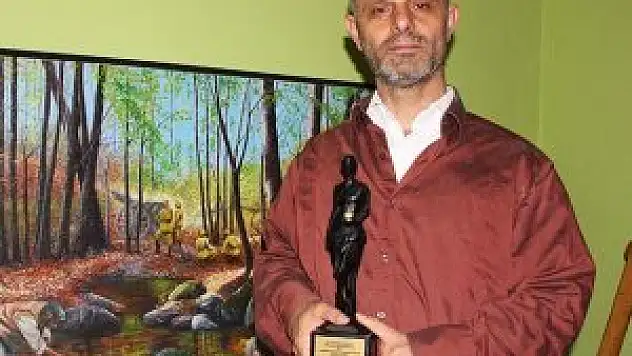 Yol parasını harcamadı, en iyi erkek oyuncu seçildi