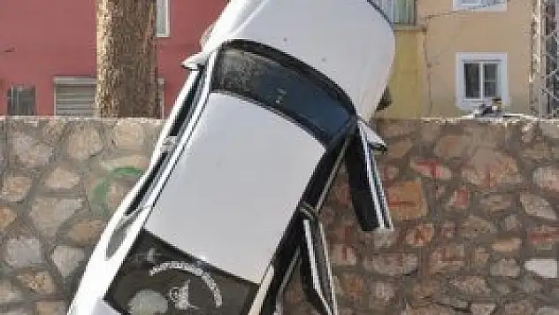 Otomobil duvarda asılı kaldı: 2 yaralı