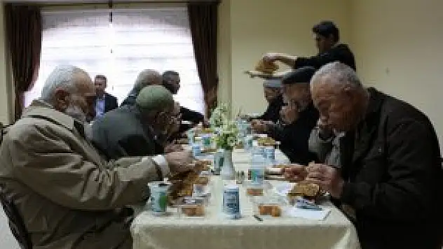 Karatay Belediyesi'nden emeklilere teşekkür yemeği