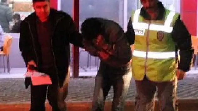 Çaldıkları telefonu satınca yakalandılar