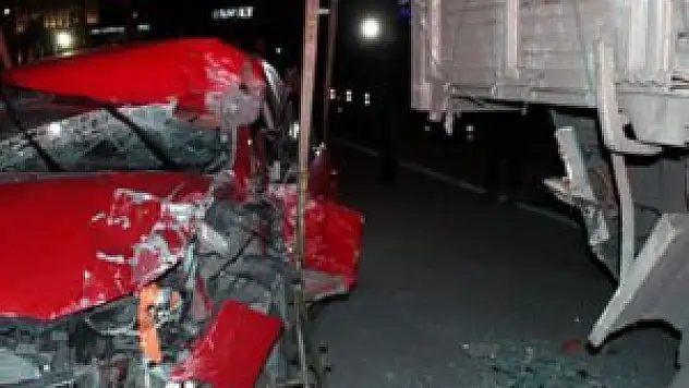 Park halindeki kamyona çarpan sürücü yaralandı