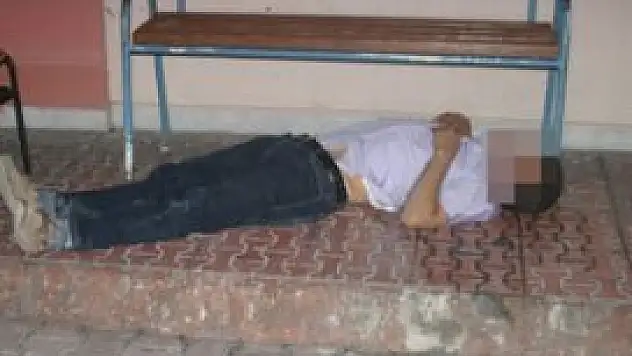 Alkollü sürücü kendinden geçti