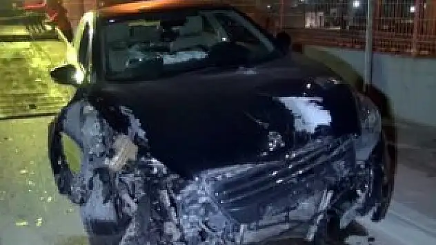 Hurdaya dönen araçtan sağ çıktılar