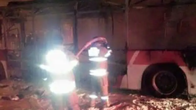 İzmir'de belediye otobüsünü yaktılar