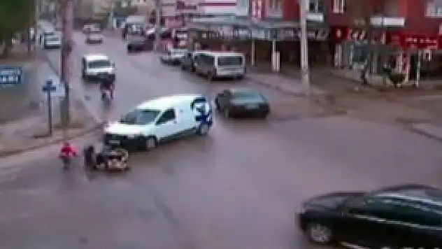 Ne kendine ne çocuklarına kask taktı