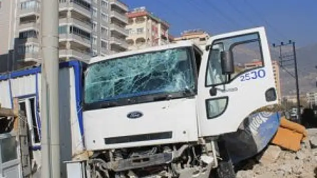 Kamyon 6 aracı biçti, bekçi kulübesinde durdu