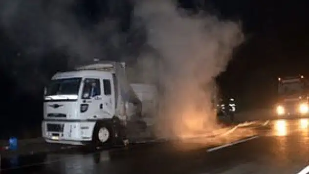 Seyir halindeki kamyon alev alev yandı
