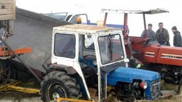 Kargo aracı 3 traktöre çarptı