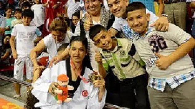 Nur Tatar'dan altın madalya