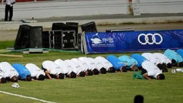Libyalı futbolculardan maç öncesi namaz