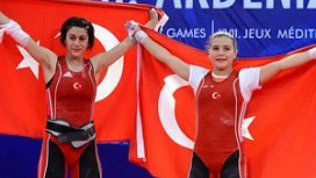 Halterde altın madalya ve rekor