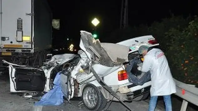 Otomobil tıra çarptı: 1 ölü, 2 yaralı