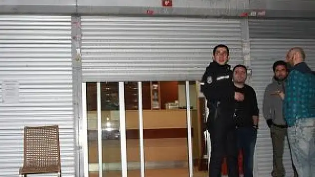 Polis memuru kendisini bıçaklayan kişiyi yaraladı