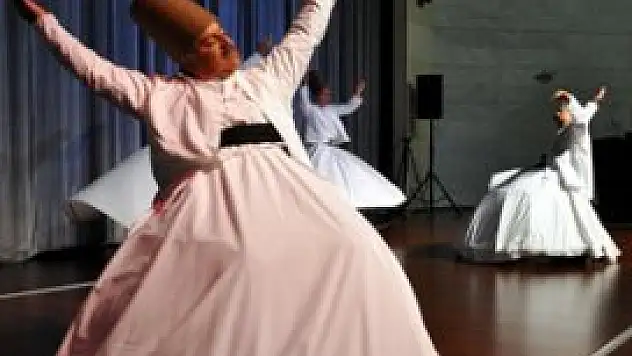 'İlahi aşk' için sema icra ediyorlar