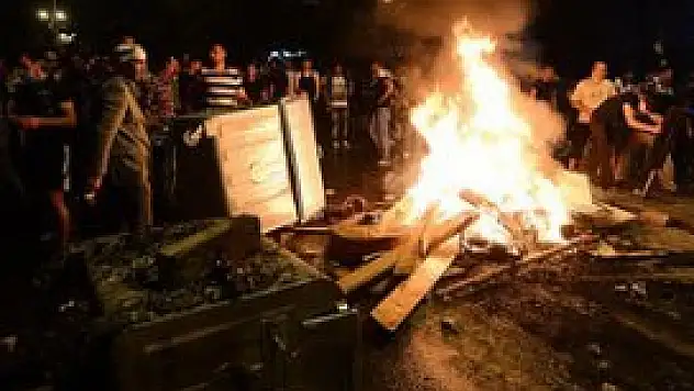 Göstericiler gazetecilere saldırdı