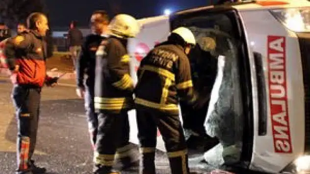Hasta taşıyan ambulans takla attı: 5 yaralı
