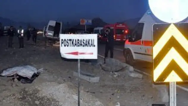 Yolcu minibüsü ile otomobil çarpıştı: 2 ölü, 3 yaralı