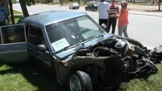 Araç ağaçlara çarptı 5 yaralı