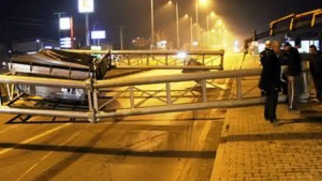 Damperi açılan kamyon uyarı tabelasını yıktı