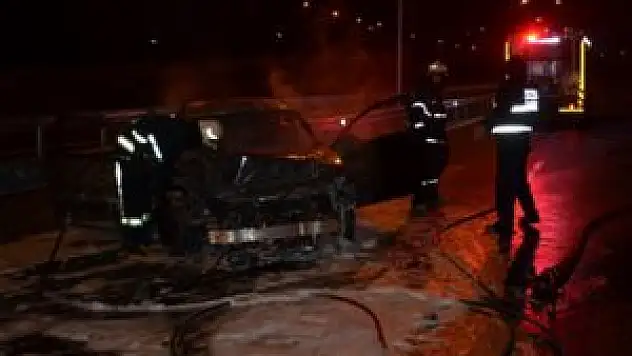 Yanan aracı otoyolda bırakıp ortadan kayboldular