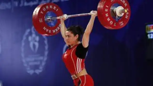 Halterde altın ve gümüş madalya