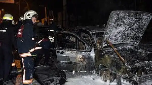 İstanbul'da 15 araç kundaklandı