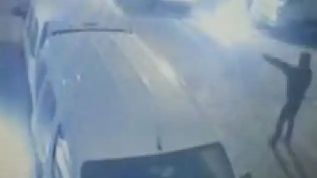 Araçların kundaklanma anı kamerada