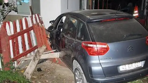Evin bahçesine uçan otomobil korkuttu