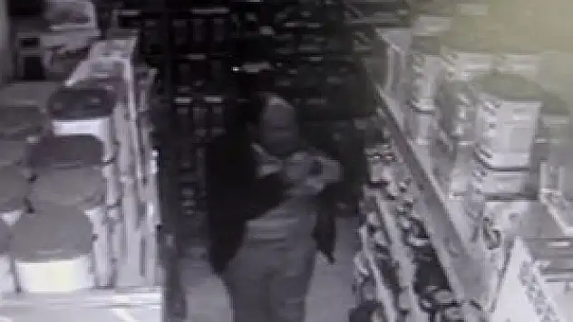 Marketten bal ve salça çalarken kameraya yakalandı