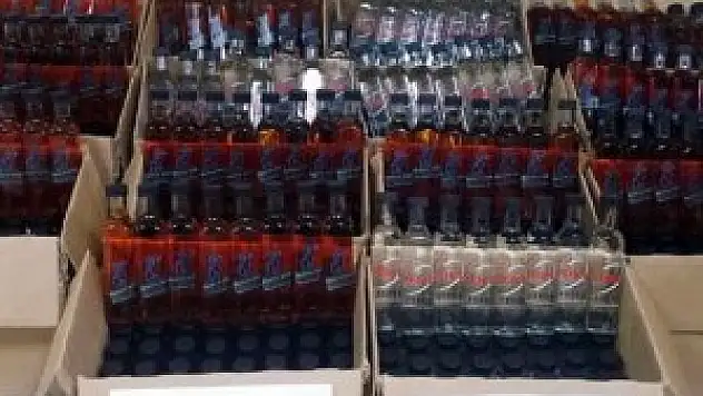 Zeytinburnu'nda 700 şişe sahte içki ele geçirildi