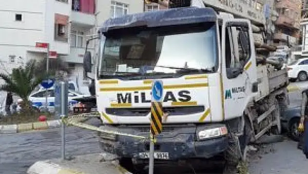 Maltepe'de freni boşalan kamyon 12 aracı hurdaya çevirdi