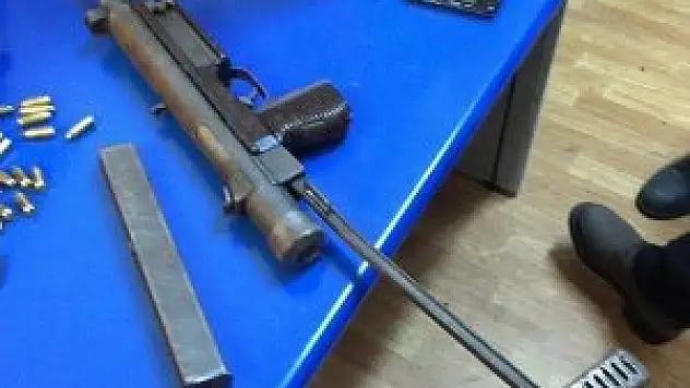 Yolcunun çantasında otomatik tüfek bulundu