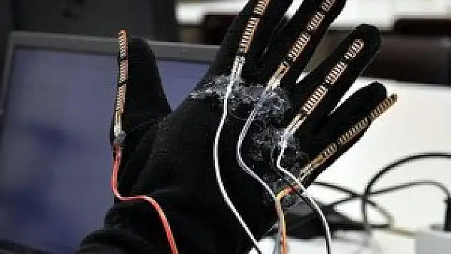 Görme engelliler için 'akıllı eldiven' geliştirdi