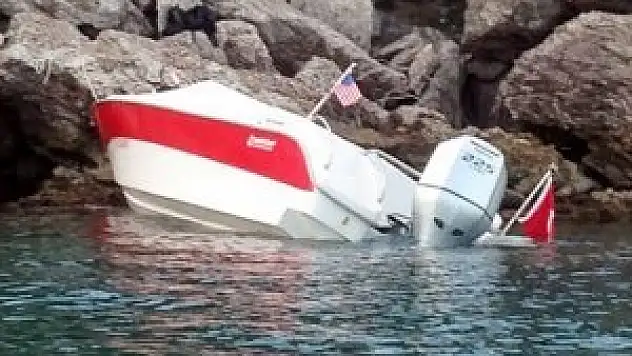 Mülteci taşıyan sürat teknesi kuma saplandı