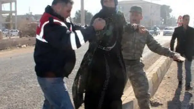 Arazi kavgasında kadınlar 3 evi ateşe verdi