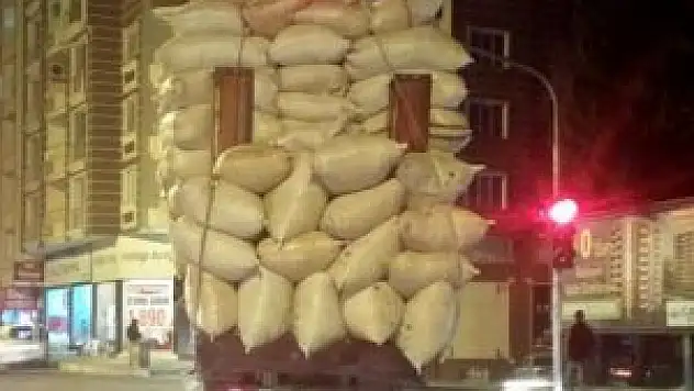 Aşırı yüklü kamyon tehlike saçtı