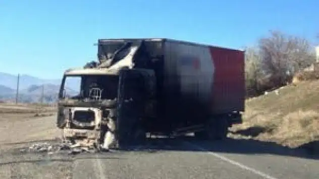 Teröristler kargo aracını yaktı