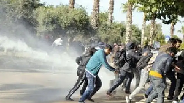 Üniversitede izinsiz yürüyüşe müdahale