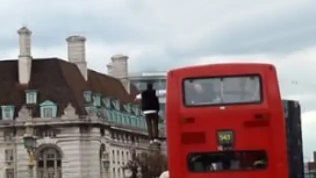 Onu gören donup kalıyor