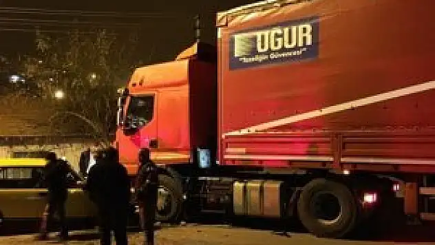 Otomobil ile TIR kafa kafaya çarpıştı