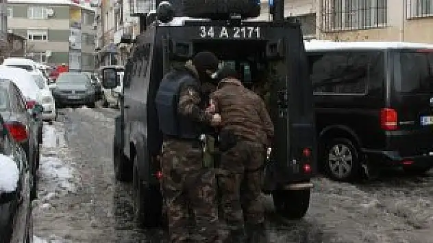 Uyuşturucu bağımlısı genç 2 kişiyi rehin aldı