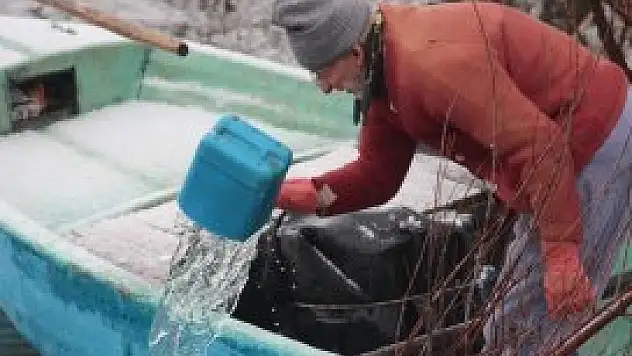 70'lik balıkçının azmi, görenleri şaşırtıyor
