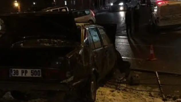 Otomobil tramvay durağına daldı